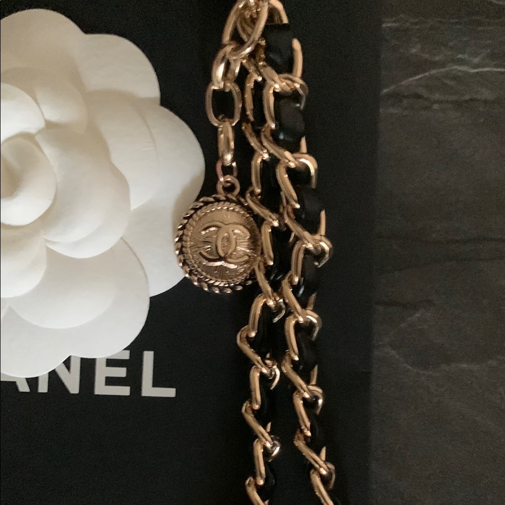 CHANEL Black and Gold Key Holder